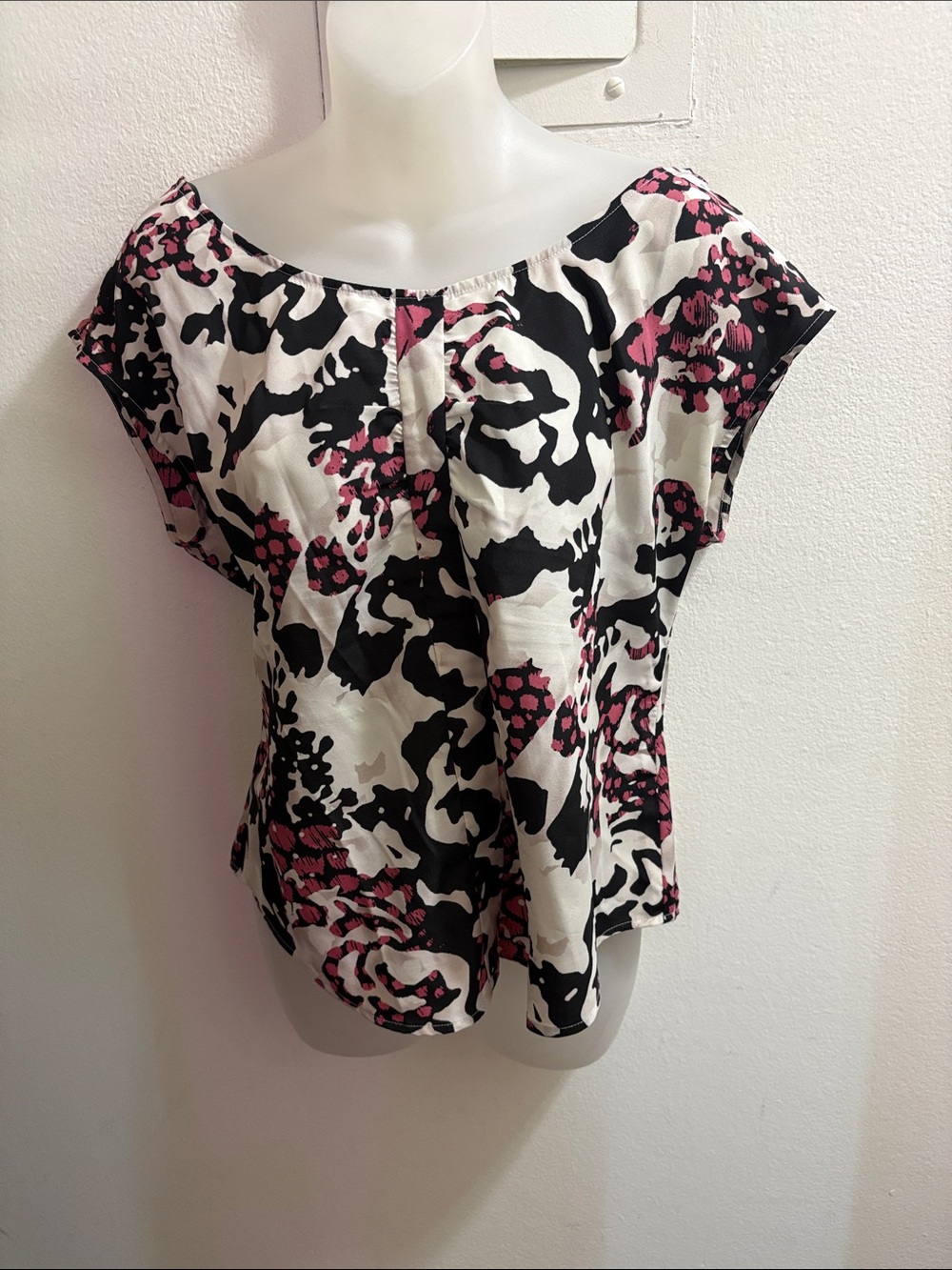 Guess Scoop-Neck Cap Sleeve Top in Black, White & Pink